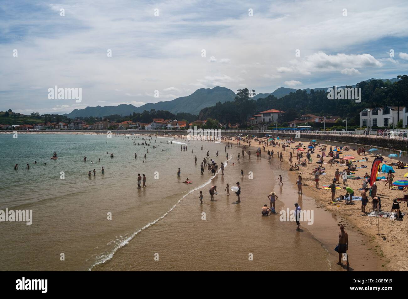 Playa de Santa Marina en Ribadesella con turistas disfrutando de un clima cálido durante el verano. Foto de stock