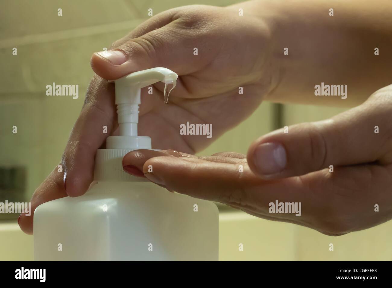 Lavarse las manos con desinfectante para manos a base de alcohol de gel. Foto de stock