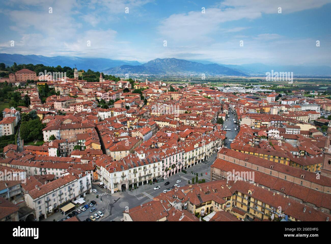 Vista aérea de la ciudad de Saluzzo, uno de los pueblos medievales mejor conservados de Piamonte, Italia Foto de stock