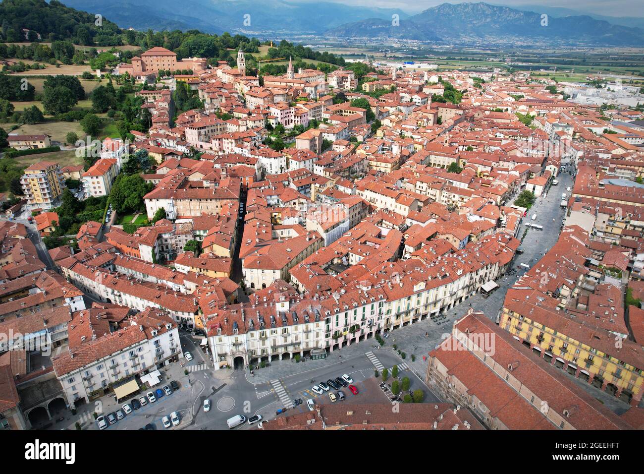 Vista aérea de la ciudad de Saluzzo, uno de los pueblos medievales mejor conservados de Piamonte, Italia Foto de stock