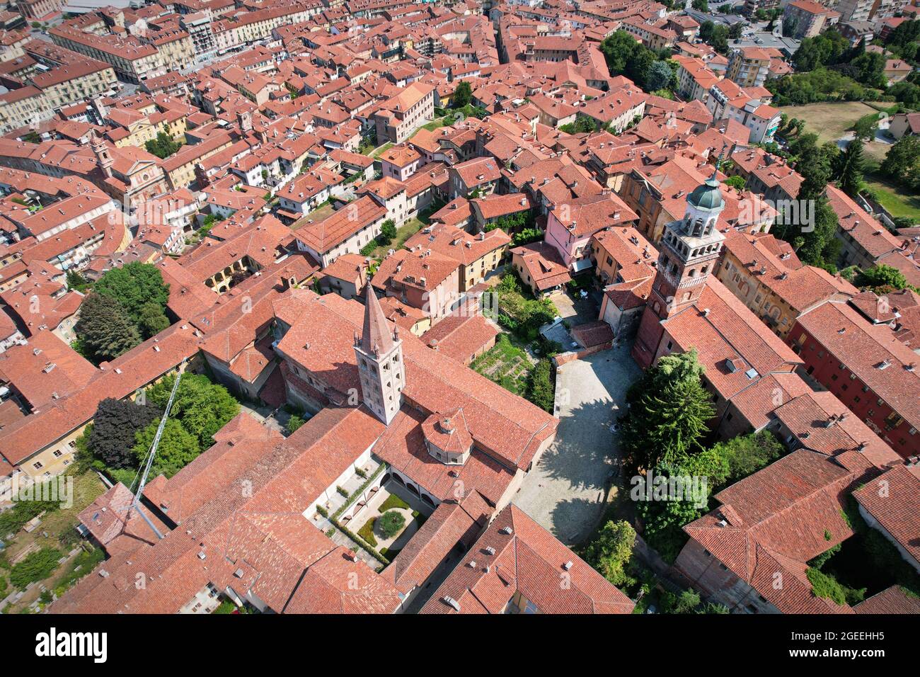 Vista aérea de la ciudad de Saluzzo, uno de los pueblos medievales mejor conservados de Piamonte, Italia Foto de stock