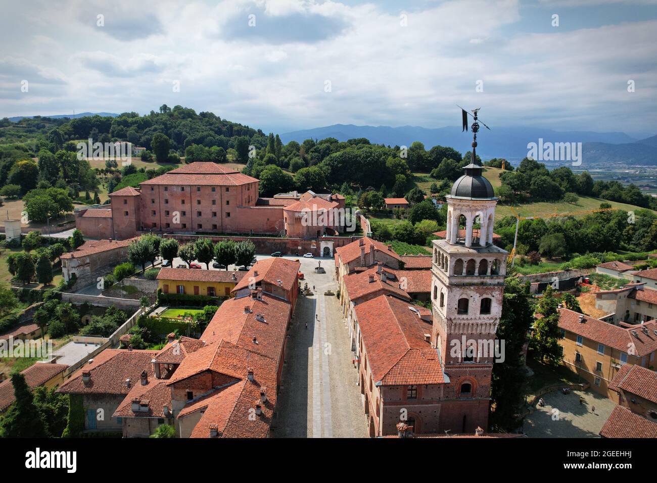Vista aérea de la ciudad de Saluzzo, uno de los pueblos medievales mejor conservados de Piamonte, Italia Foto de stock