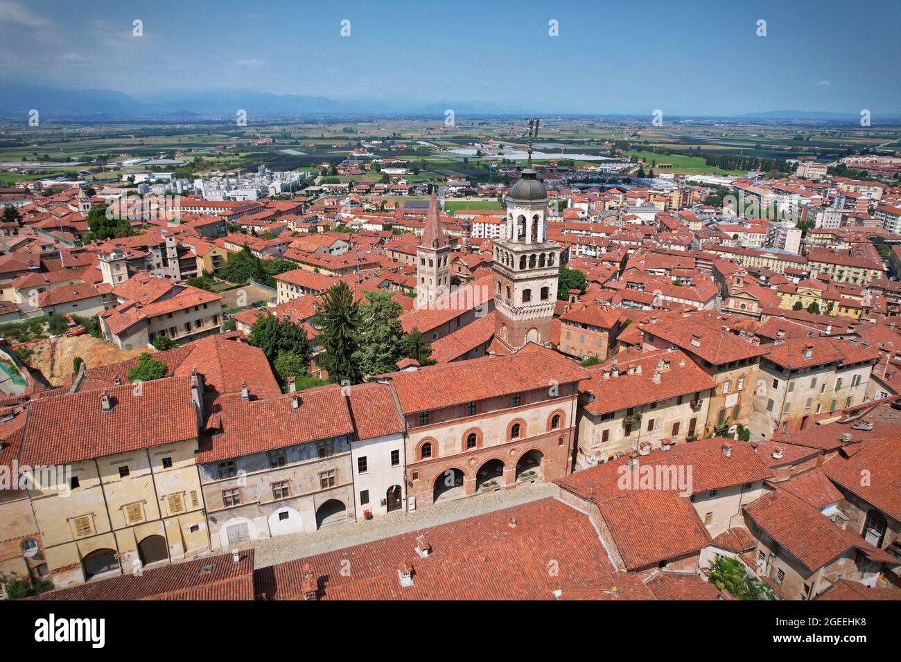 Vista aérea de la ciudad de Saluzzo, uno de los pueblos medievales mejor conservados de Piamonte, Italia Foto de stock