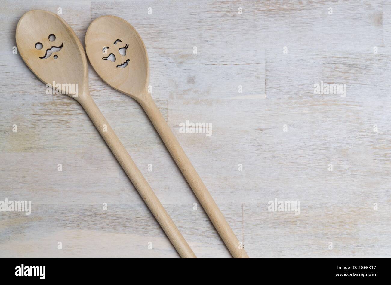 Vista superior de cucharas de madera con caras divertidas sobre fondo de  madera Fotografía de stock - Alamy