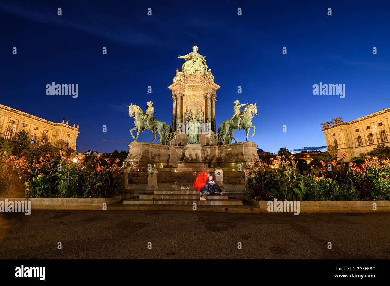 El monumento de la Emperatriz Maria Theresa está situado en el centro de Maria-Theresien-Platz, en el centro de Viena. Foto de stock