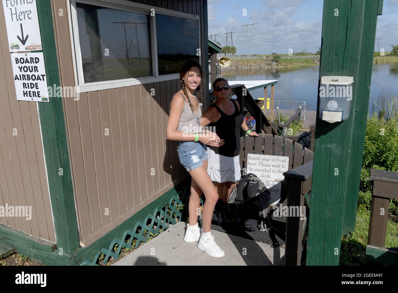 Weston, Estados Unidos de América. 19th de agosto de 2021. WESTIN, FL - 19 DE AGOSTO: Muchos turistas y residentes de Florida están eligiendo actividades al aire libre durante la crisis de Covid-19 tales como el tour en hidrodeslizador donde ven a los caimanes de Florida y la variada vida silvestre en el Parque Recreativo Sawgrass ubicado en el Parque Nacional Everglades el 19 de agosto de 2021 en Weston, Florida. Personas: Florida Alligators Crédito: Storms Media Group/Alamy Live News Foto de stock