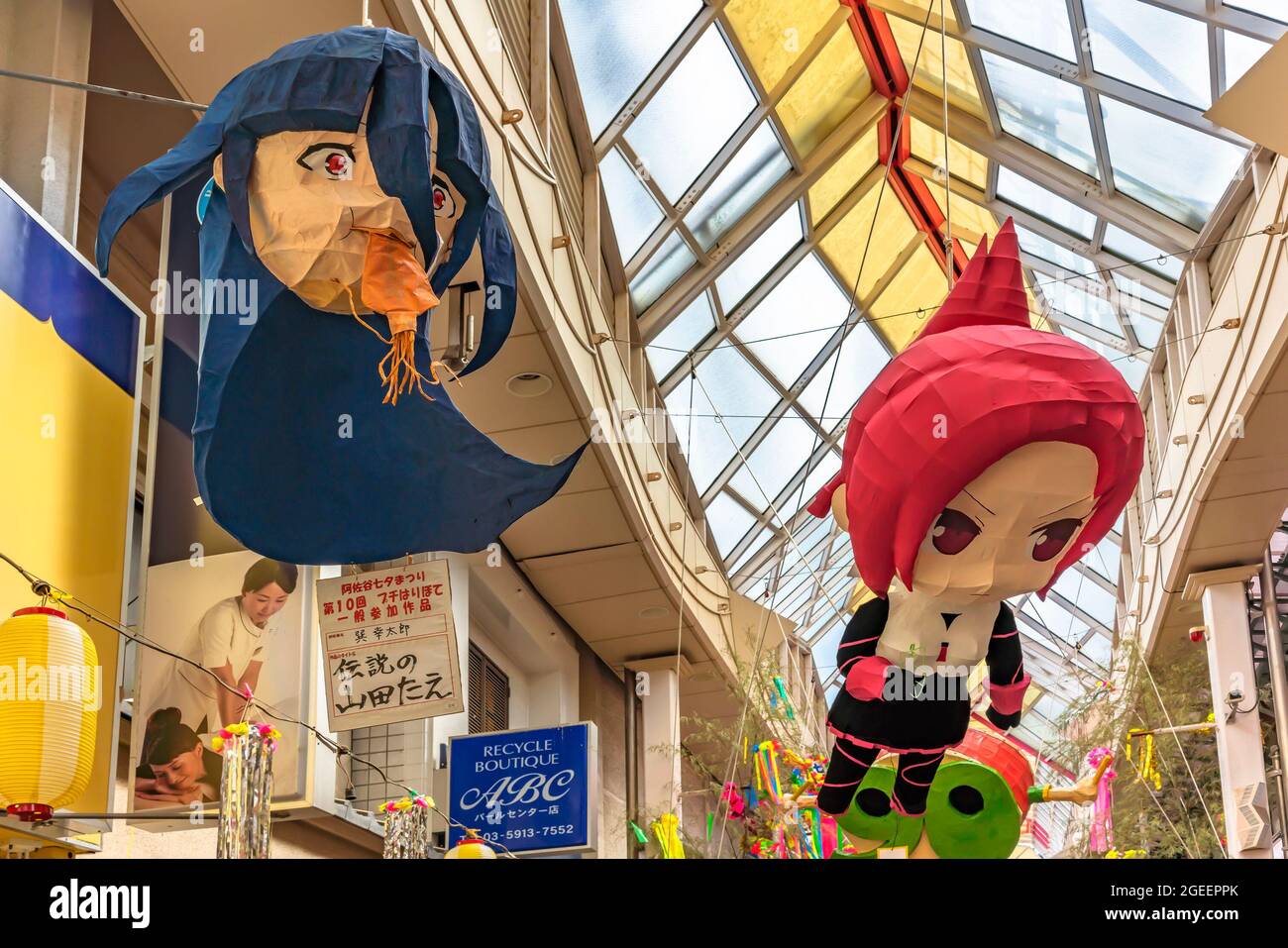 tokio, japón - agosto de 05 2019: Esculturas de papel maché de personajes  de anime japonés de la tierra zombie Saga y Kemurikusa colgaban en el CEN  de la Perla de Asagaya