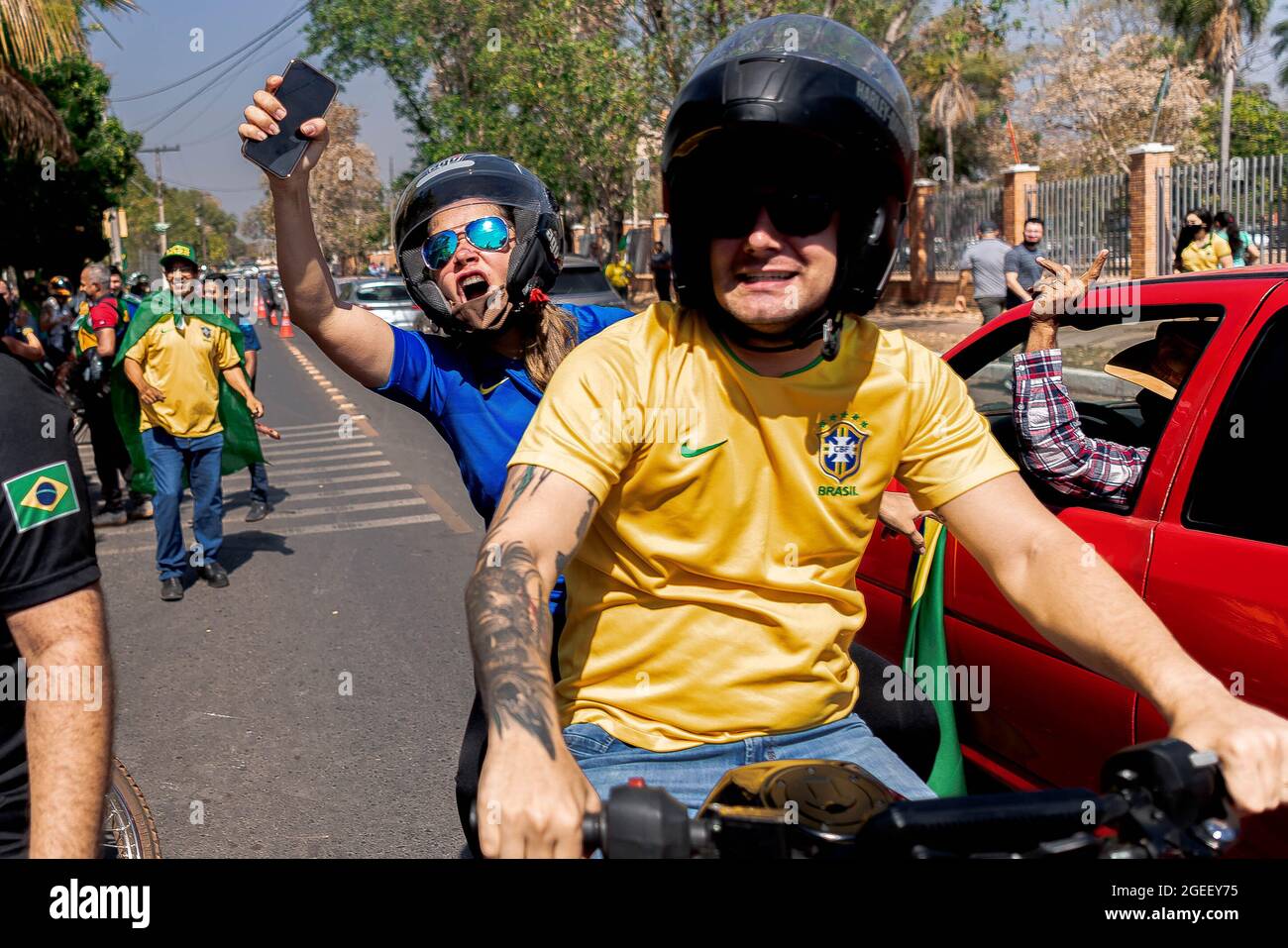 Cuiaba Brasil 19 21 De Agosto Grupos De Partidarios Y Manifestantes Contra El Presidente Jair Bolsonaro Ninguna Fiesta Se Reunieron En La Entrada Del Hotel Fazenda Mato Grosso En Cuiaba Mt Este