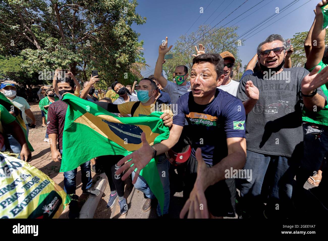 Cuiaba Brasil 19 21 De Agosto Grupos De Partidarios Y Manifestantes Contra El Presidente Jair Bolsonaro Ninguna Fiesta Se Reunieron En La Entrada Del Hotel Fazenda Mato Grosso En Cuiaba Mt Este