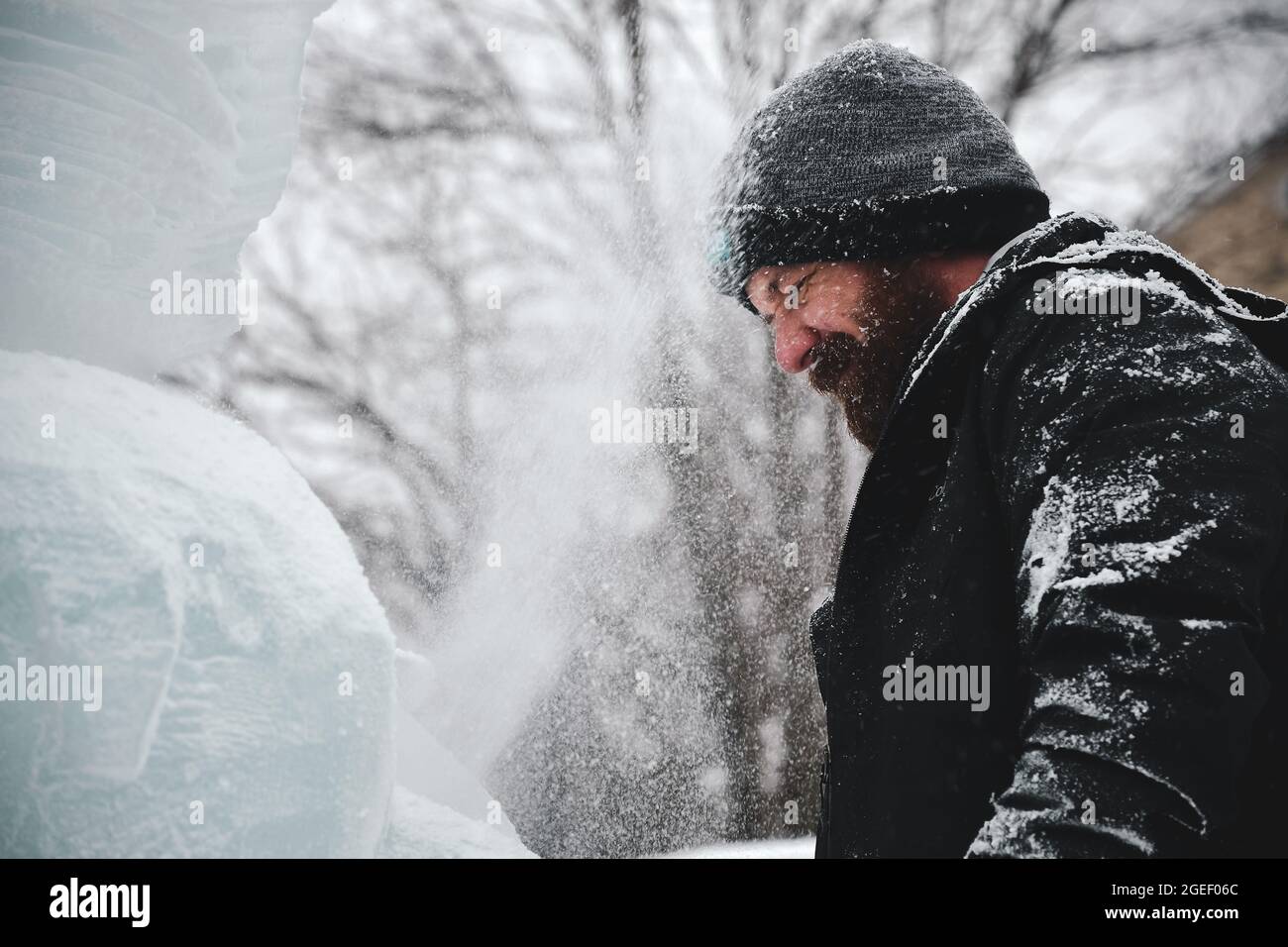 Transportador profesional de hielo que esculpe bloque de hielo Foto de stock