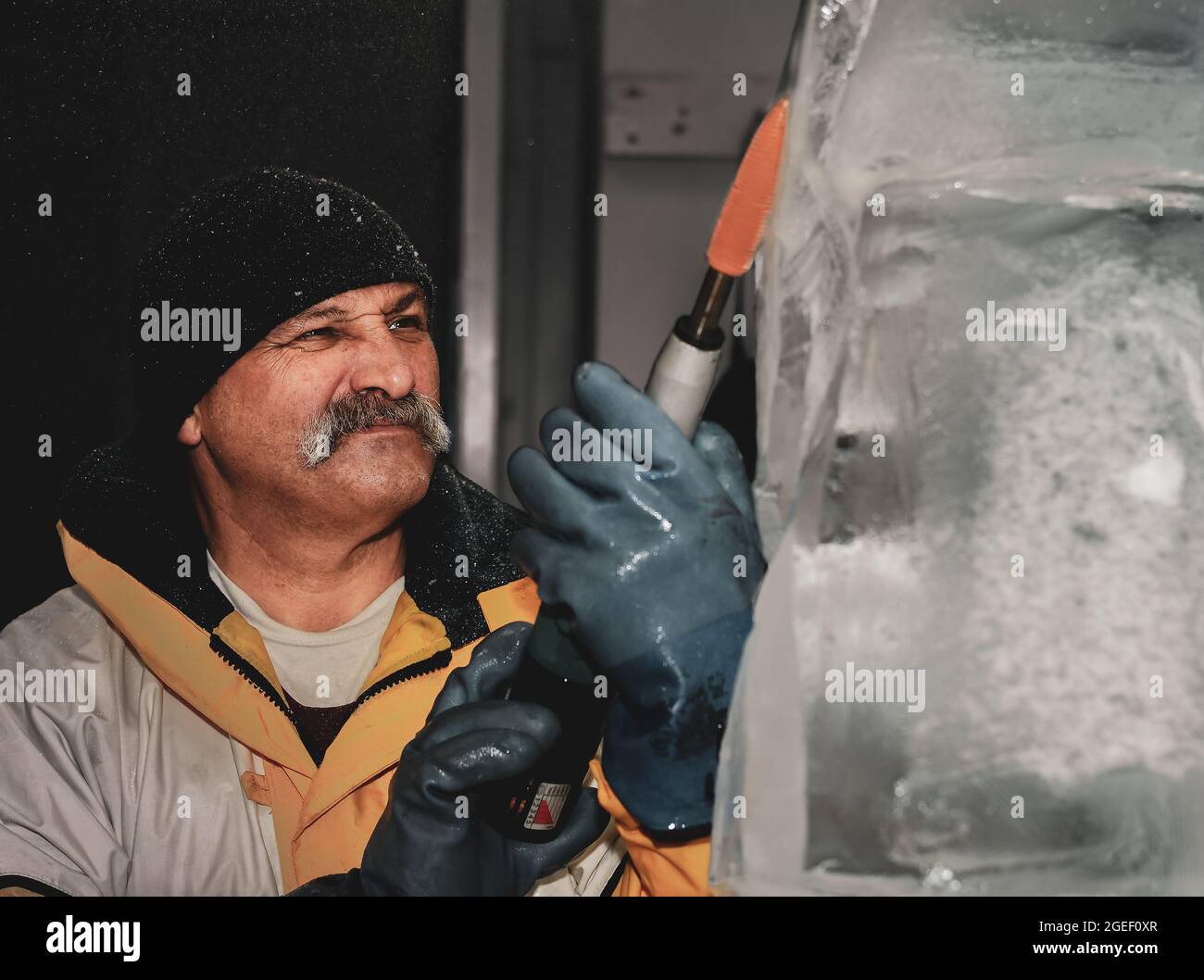 Transportador profesional de hielo que esculpe bloque de hielo Foto de stock