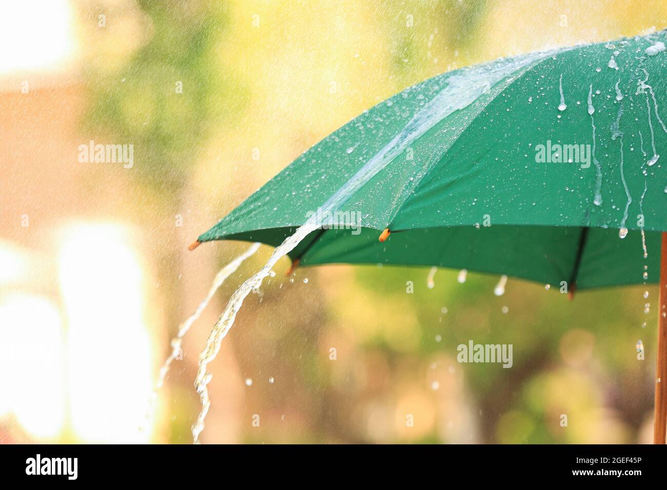 Abra el paraguas bajo las gotas de lluvia que caen al aire libre Fotografía  de stock - Alamy