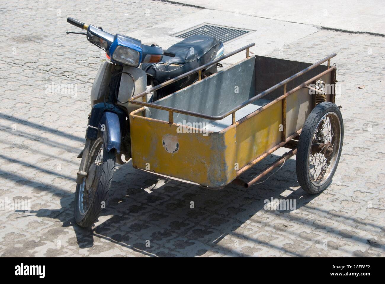 Ciclomotor sidecar típico asiático estacionado Foto de stock