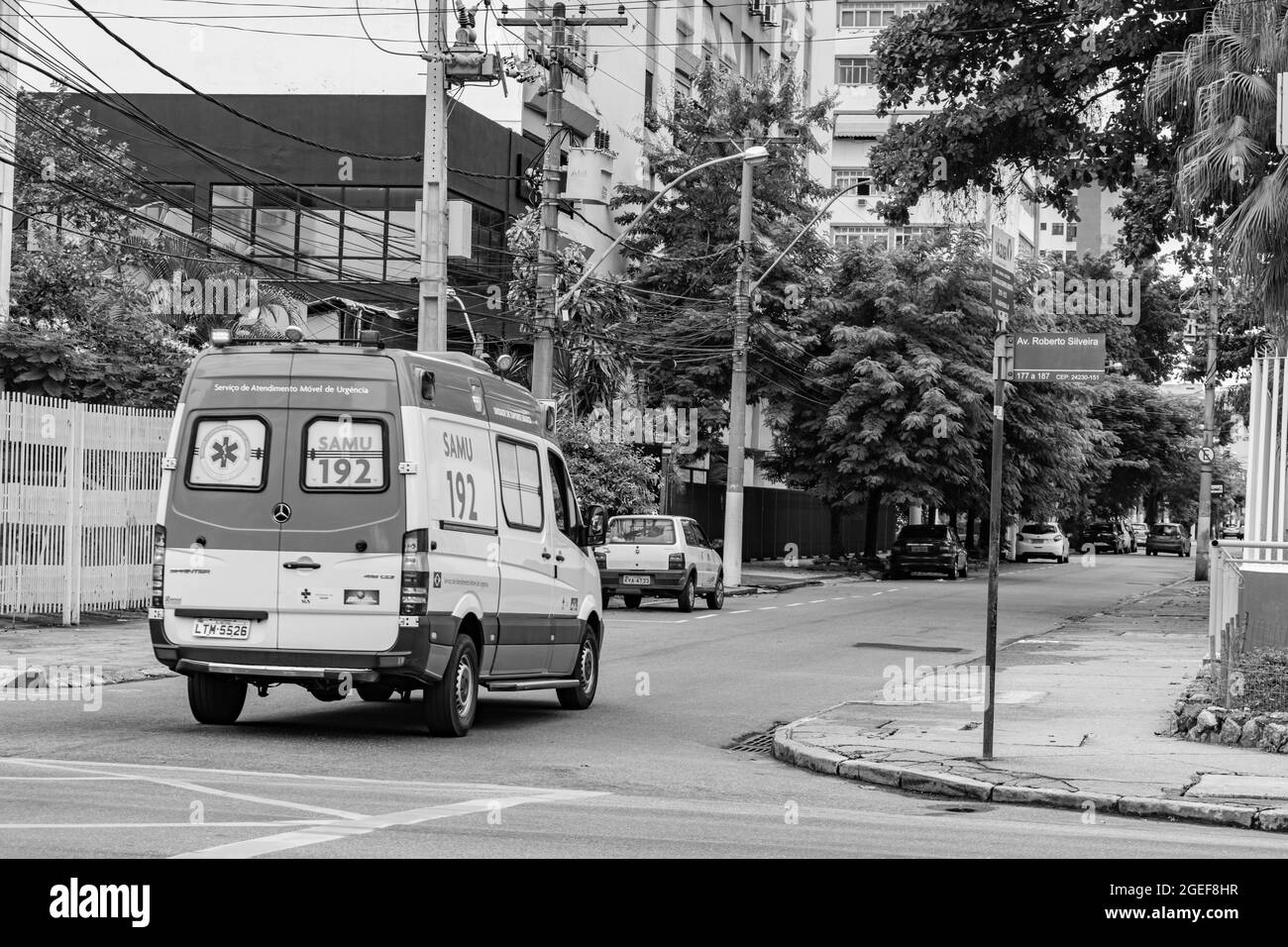 Nitreói, Río de Janeiro, Brasil - CIRCA 2021: Ambulancias del Servicio Móvil de Atención de Emergencias (SAMU) que transportan pacientes durante la pandemia de COVID-19 Foto de stock