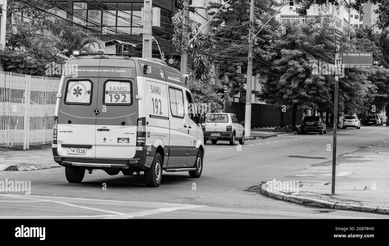 Nitreói, Río de Janeiro, Brasil - CIRCA 2021: Ambulancias del Servicio Móvil de Atención de Emergencias (SAMU) que transportan pacientes durante la pandemia de COVID-19 Foto de stock