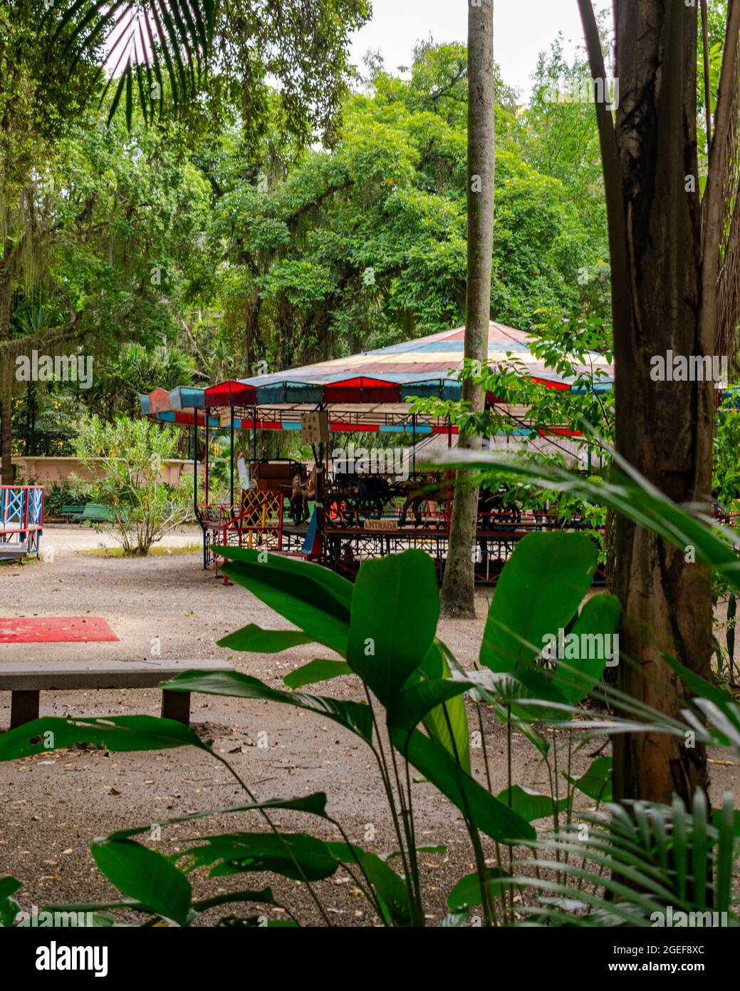 Parque público urbano, conocido como “Campo de São Bento”, cerrado y sin personas debido al bloqueo decretado durante la pandemia de COVID-19 Foto de stock