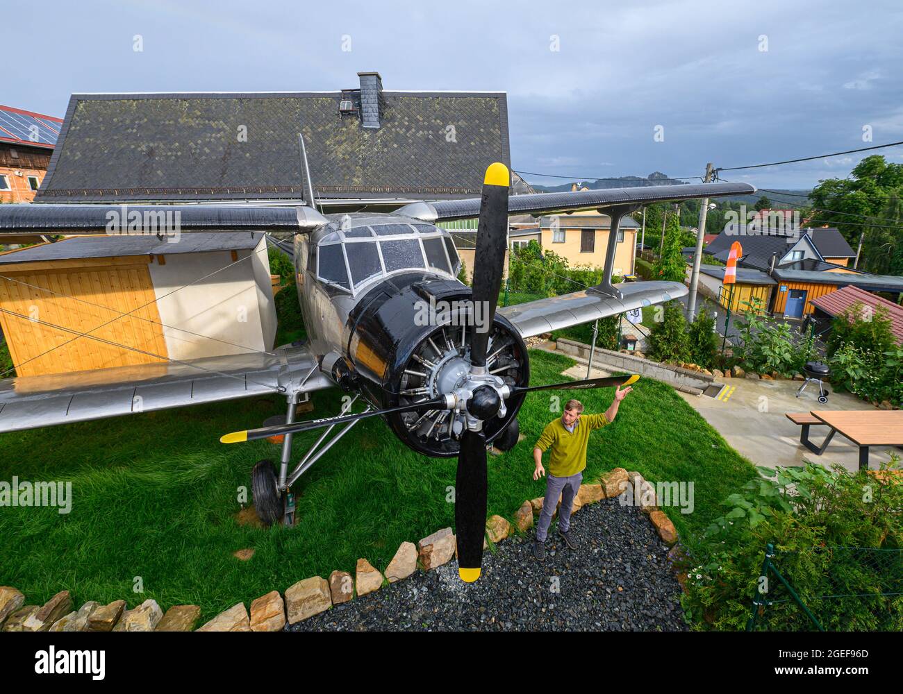 Sebnitz, Alemania. 02nd de agosto de 2021. El piloto de Hobby, Erik  Herbert, se encuentra en la hélice de su Antonov, que se ha convertido en  una casa de vacaciones. El AN-2