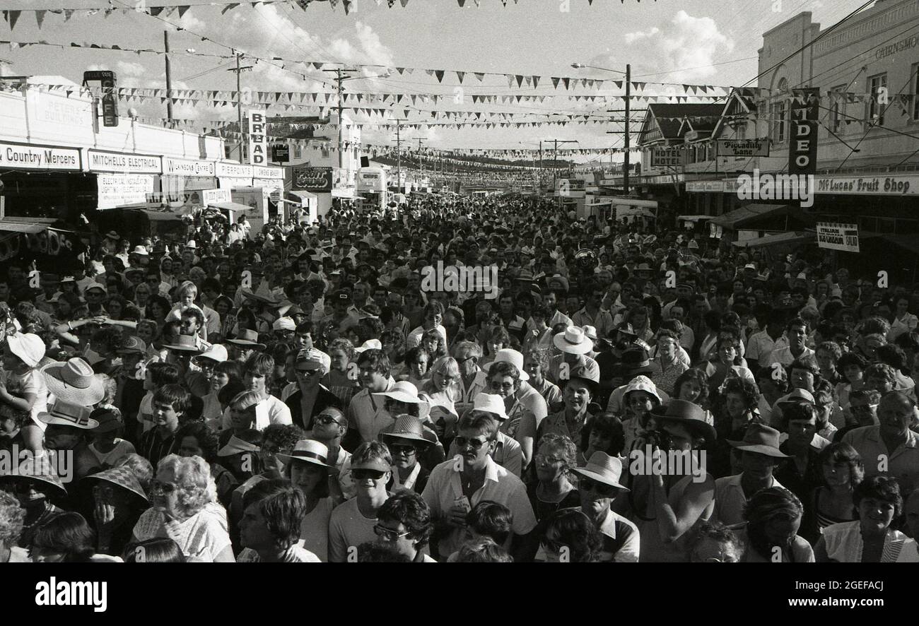 STANTHORPE, QUEENSLAND, AUSTRALIA, 1984: Una gran multitud asiste al Festival anual de Manzanas y Grape de Stanthorpe en 1982. Foto de stock