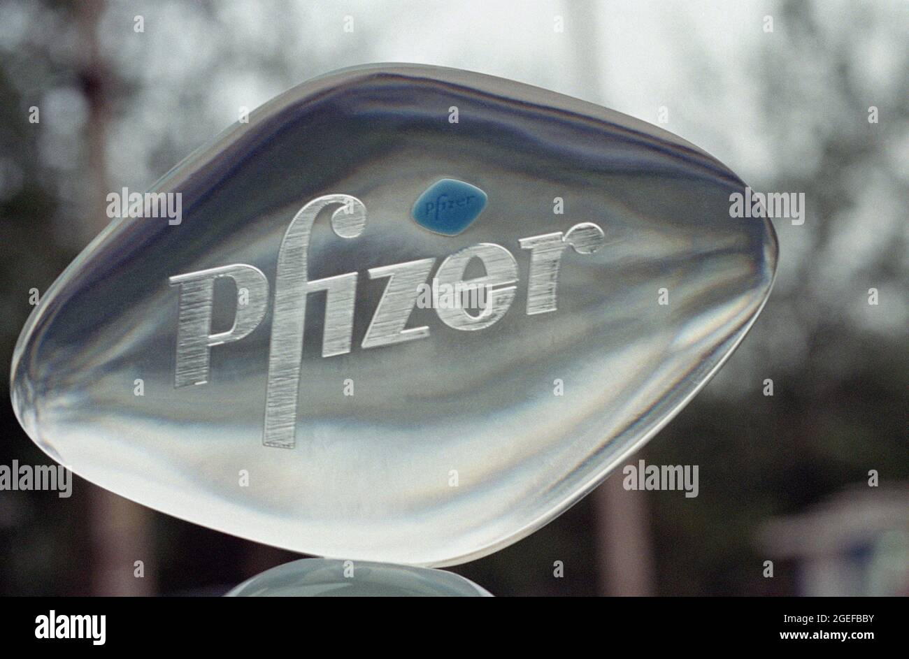 Una píldora Viagra está integrada en una plexiglás en forma de Viagra con el logotipo de Pfizer en la conferencia de prensa de Pfizer Viagra entrando en China continental en Beijing. Foto de stock