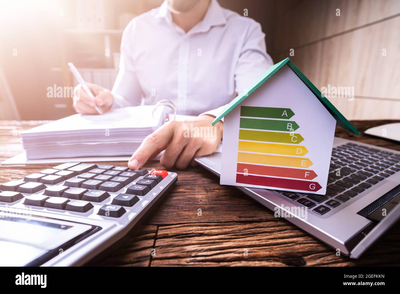 Aislamiento y consumo de la casa de bajo consumo energético. Calculando factura Foto de stock