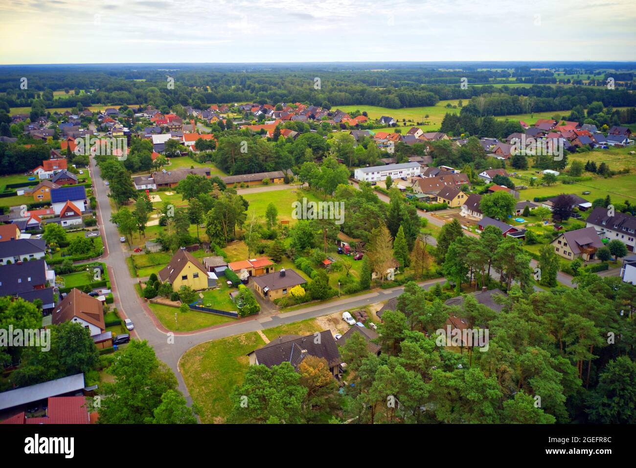 Vista aérea de un suburbio de construcción holgada en un paisaje llano del norte de Alemania Foto de stock