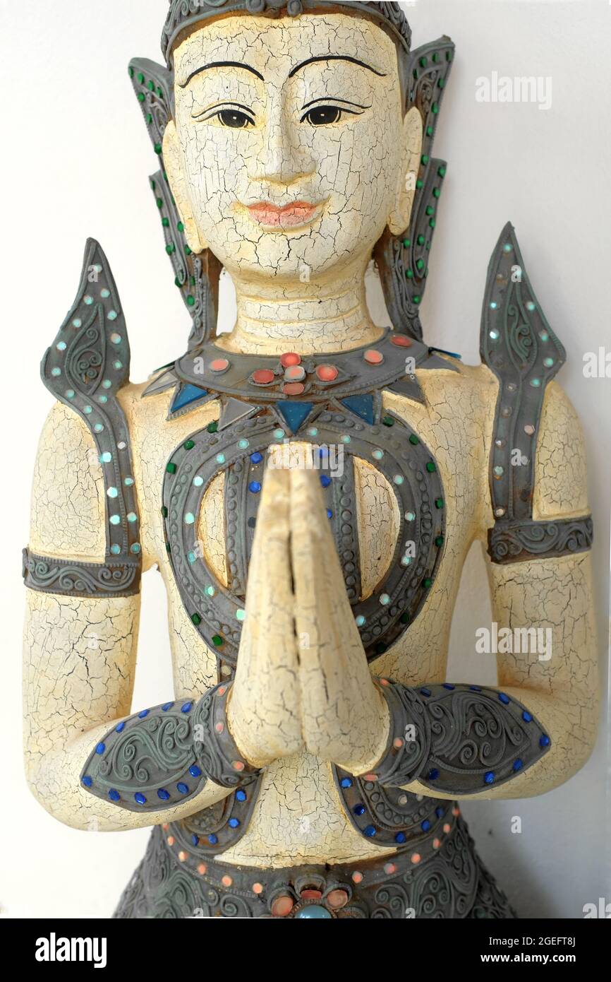 Una figura tailandesa de Deva que da el saludo tailandés de manos torpadas. Foto de stock