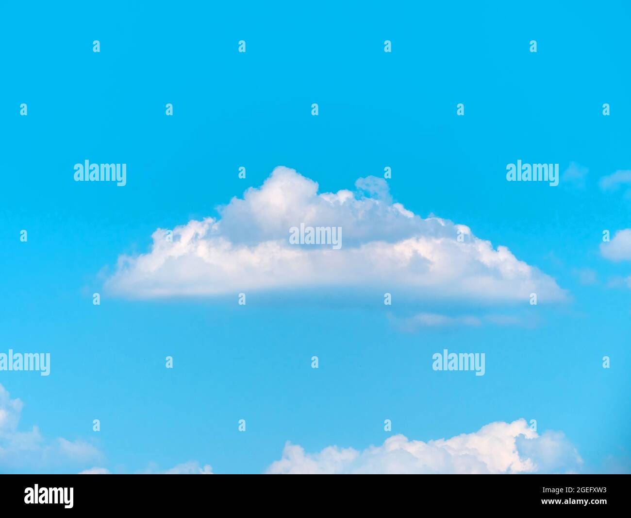 Hermoso cielo azul brillante con nubes sobre el mar, fondos de pantalla de  la naturaleza, fondo nublado. Fondo natural, superficie nublada, clima  soleado Fotografía de stock - Alamy