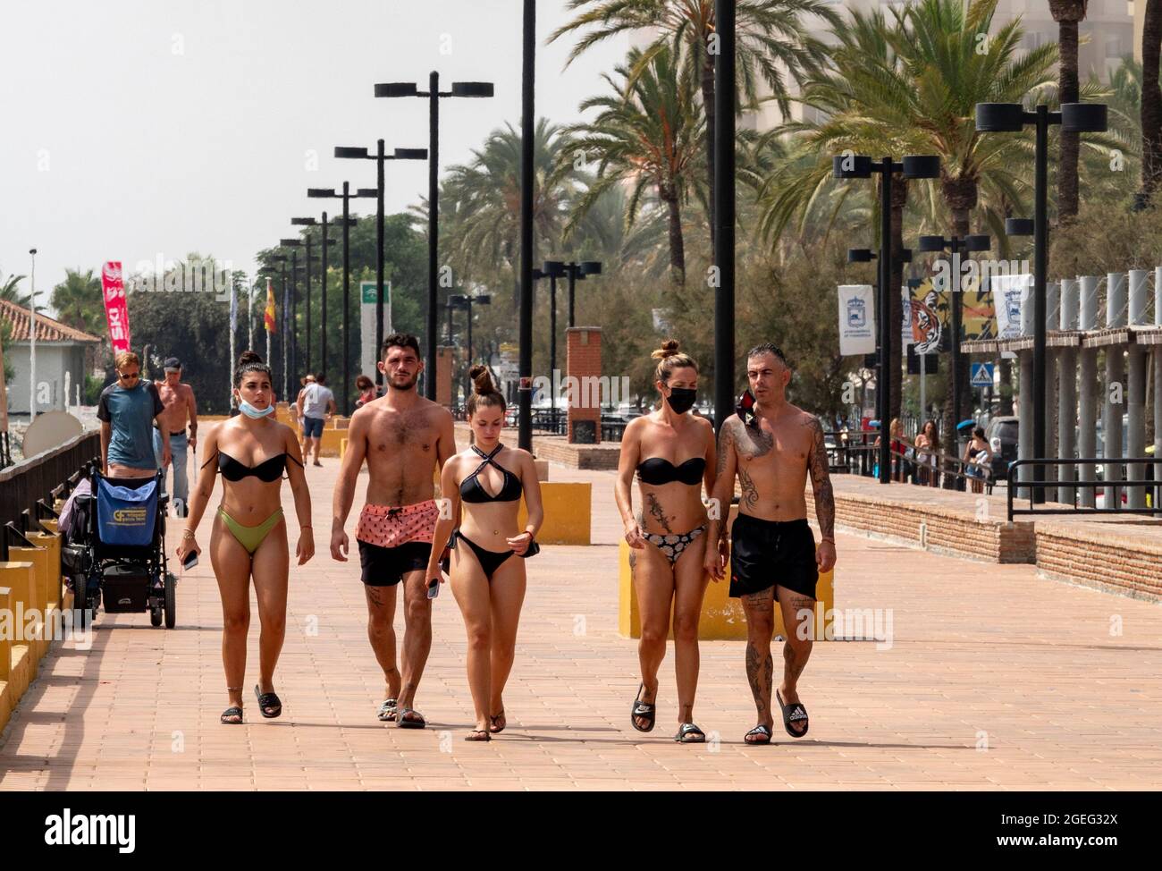 pic muestra: Los bums en la exhibición como el corte alto del bikini y los  tangos fueron toda la rabia en las playas este año Brits chisporrotear en  temperaturas abrasadoras adentro Fotografía