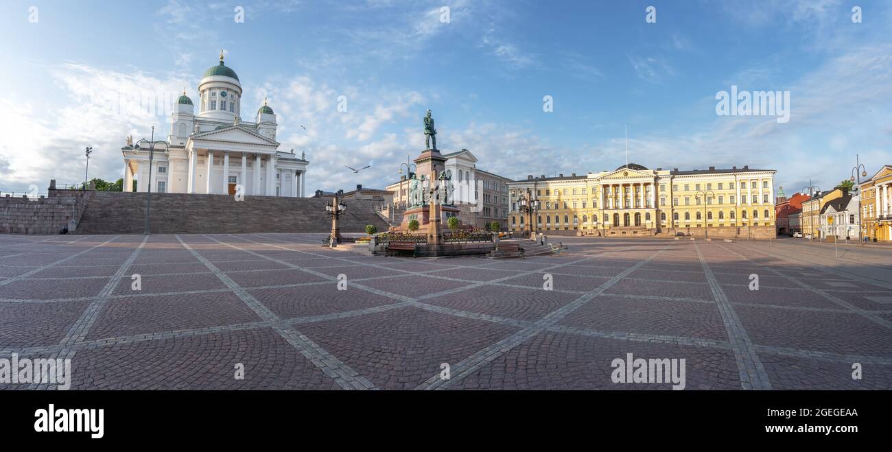 Vista panorámica de la Plaza del Senado con la Catedral de Helsinki, el Palacio de Gobierno y la Estatua de Alejandro II - Helsinki, Finlandia Foto de stock