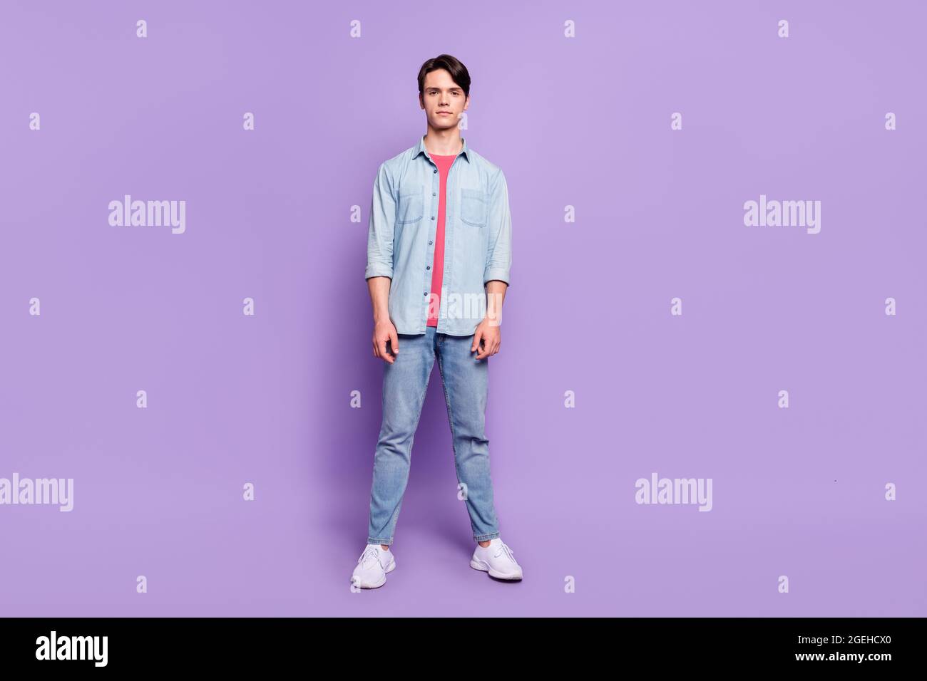 Foto larga de joven negocios hombre ropa sport conjunto elegante de pie  aislado sobre fondo de color púrpura Fotografía de stock - Alamy
