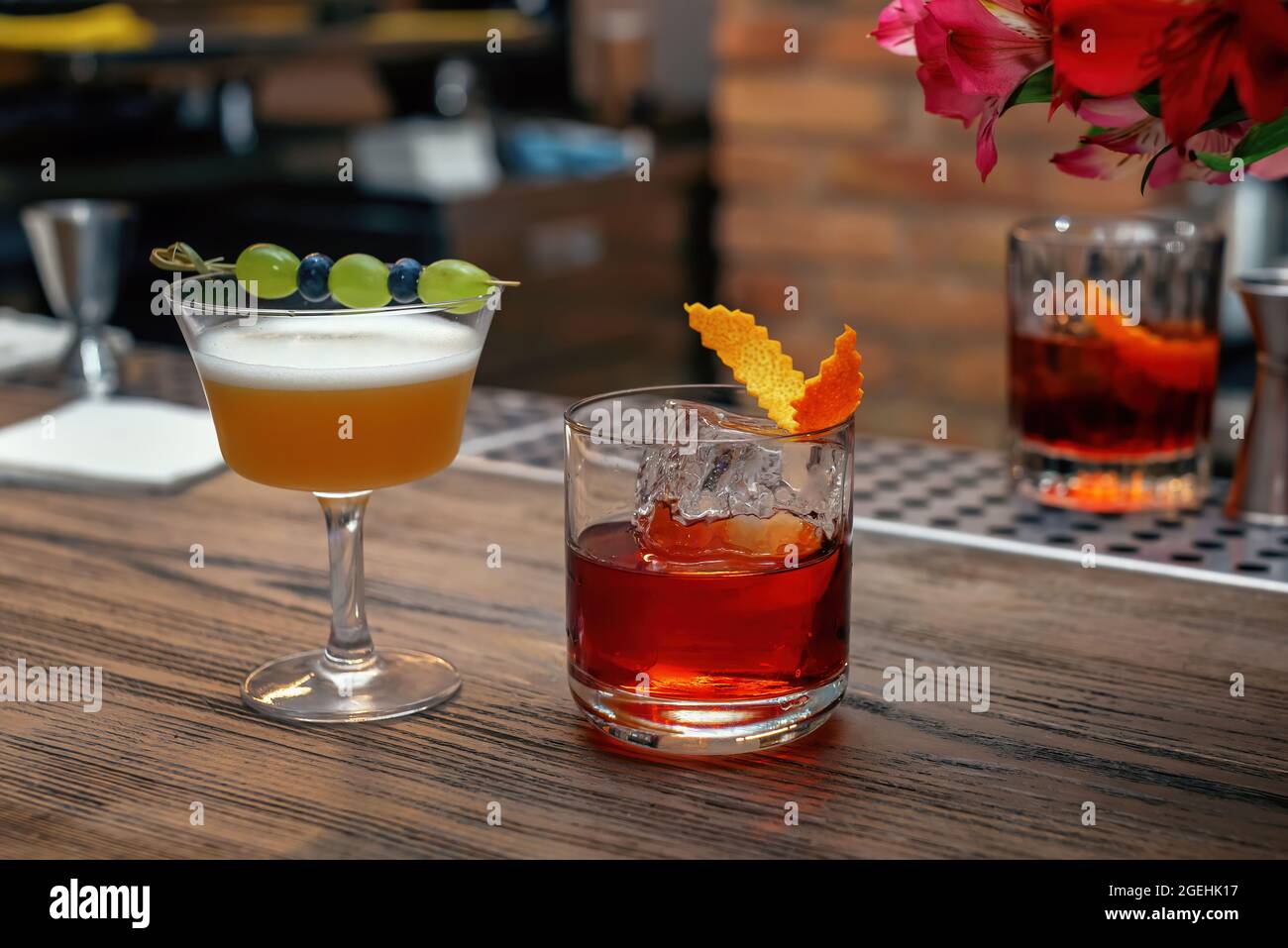 Sabrosa bebida larga en el mostrador del bar. Dos cócteles, bebidas para  hombre y mujer, una cita romántica en el bar Fotografía de stock - Alamy