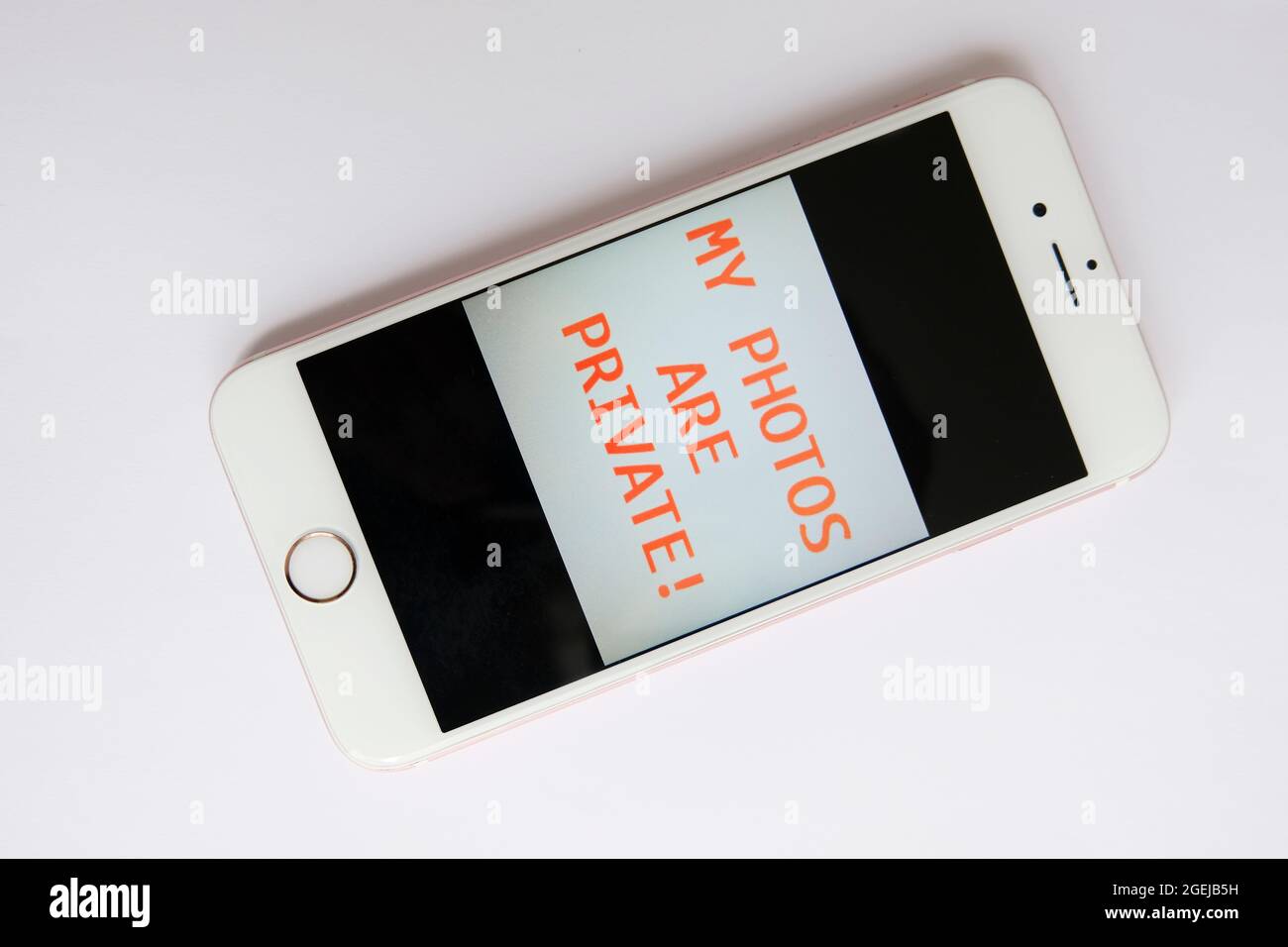 IPhone con mensaje de seguridad de su propietario a snoopers Foto de stock