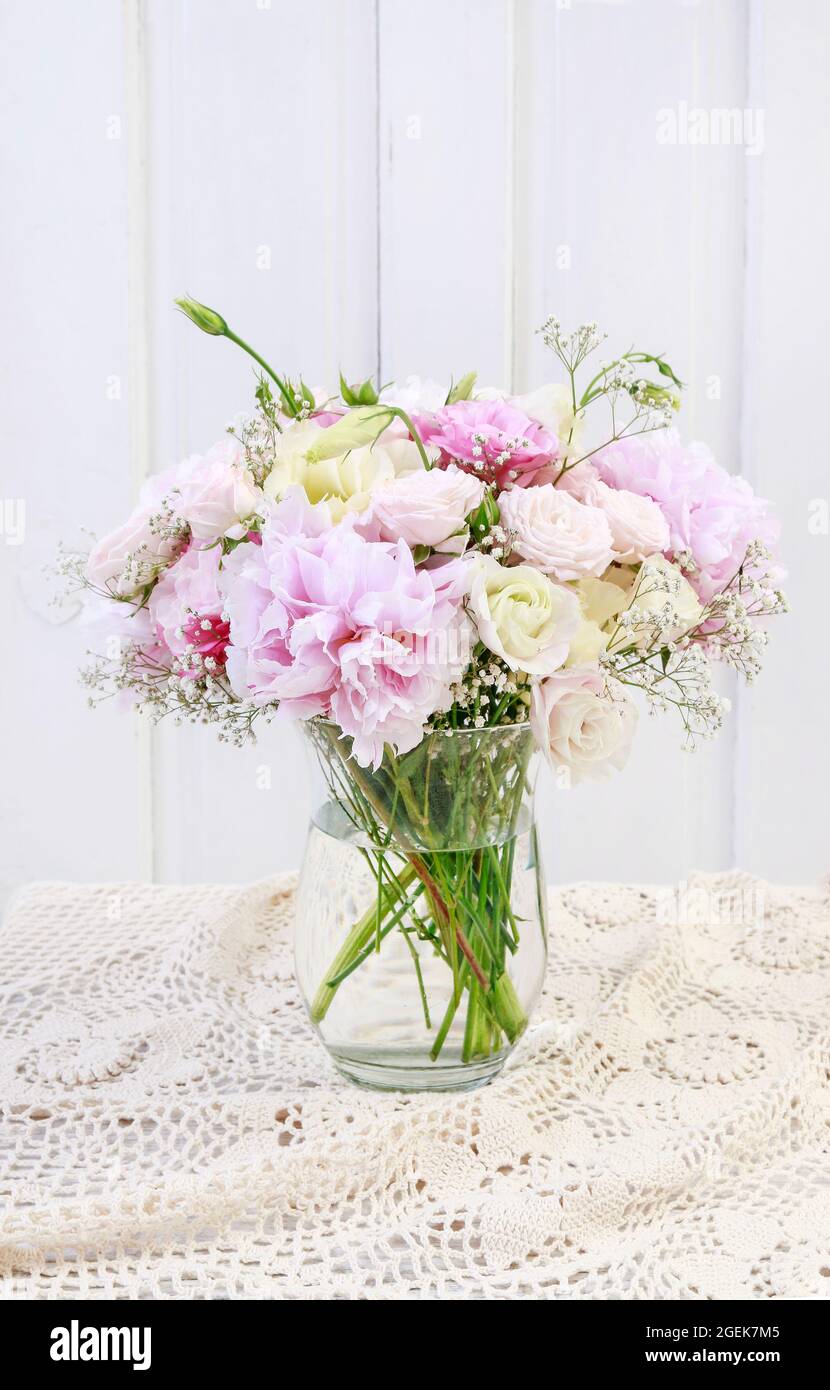 Bouquet de rosas y peonías. Decoración del hogar Fotografía de stock - Alamy