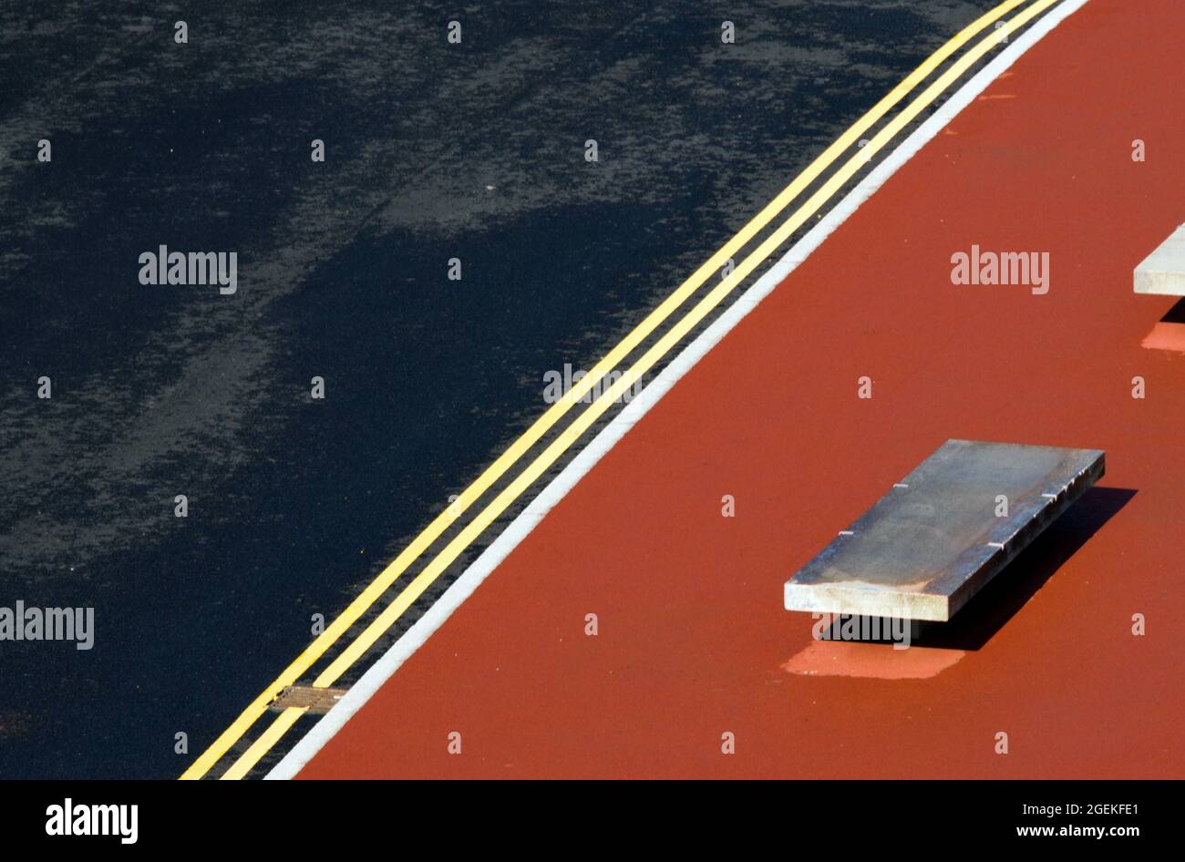 No parking yellow line fotografías e imágenes de alta resolución - Alamy