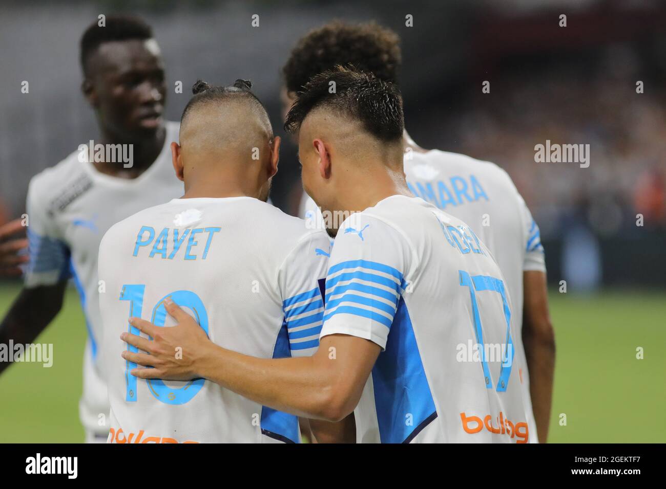 Cengiz BAJO #17 (R) del Olympique de Marseille celebra su gol con Dimitri Payet #10 durante el partido de la Liga 1 Uber Eats entre Marsella y Bor Foto de stock