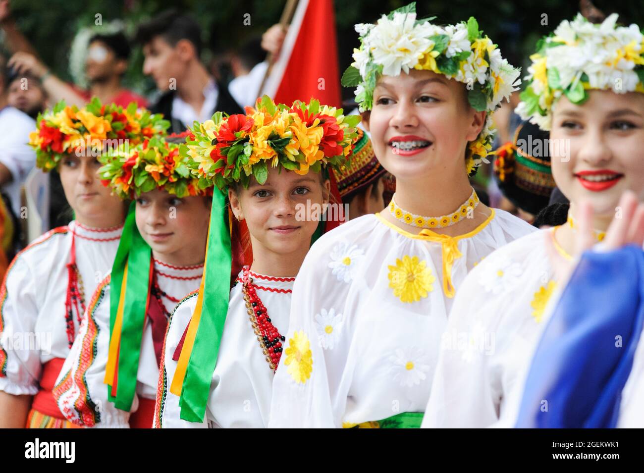 Las mujeres ucranianas con ropa tradicional caminan por la calle durante el  Festival Internacional de Folklore Etnovyr 2021 en el oeste de Ucrania.  Grupos folklóricos de diferentes partes del mundo presentan la