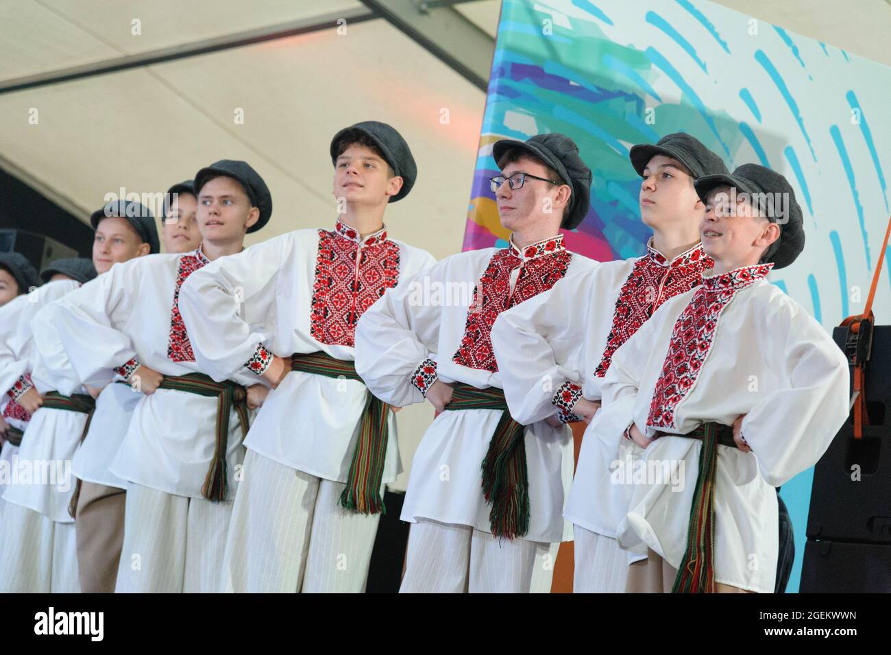 Los hombres de ropa tradicional actúan durante el Festival Internacional de  Folklore Etnovyr 2021 en el oeste de Ucrania. Grupos folklóricos de  diferentes partes del mundo presentan la cultura de sus países