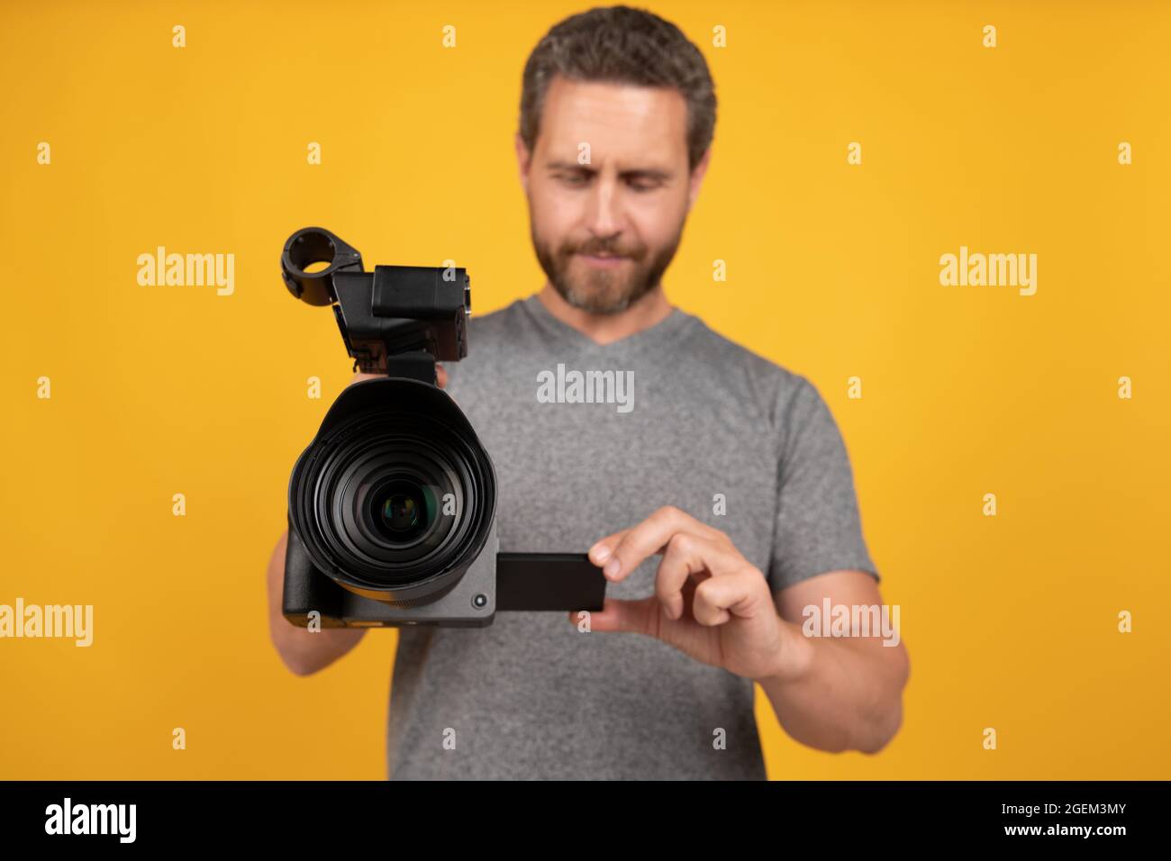 objetivo de la videocámara de hombre videógrafo hacer la película para vlog, enfoque selectivo, vlogging Foto de stock