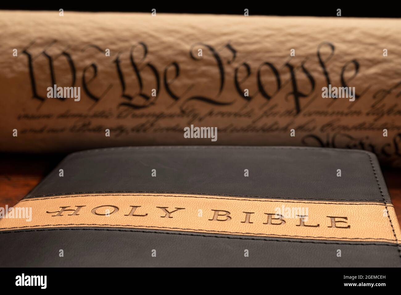 Primer plano de una biblia con la constitución en el fondo para retratar la libertad de religión. Foto de stock