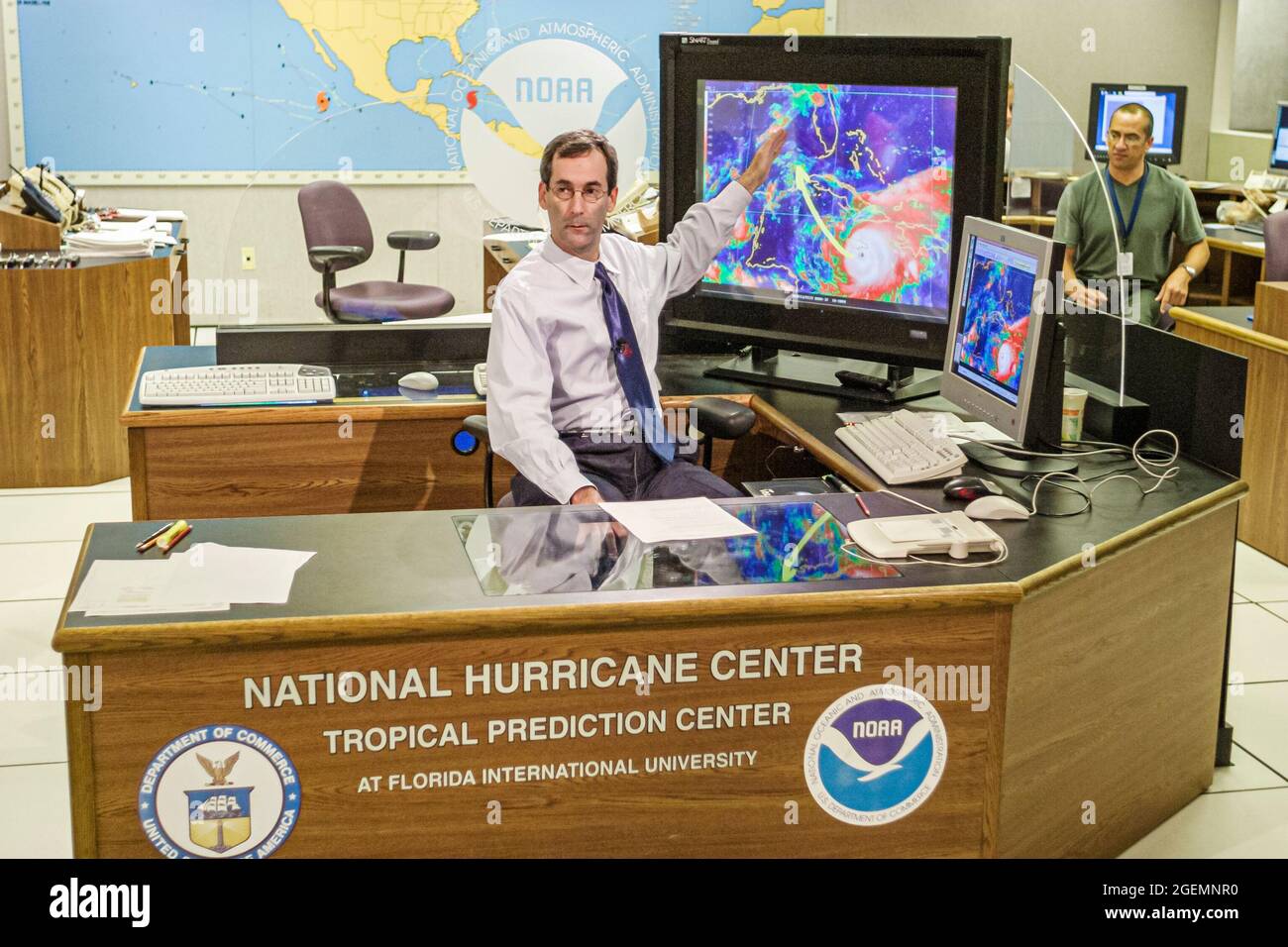 Miami Florida, National Hurricane Center, meteorólogo meteorólogo meteorólogo meteorólogo tormenta Iván noticias de televisión, monitor de pantalla de computadora que informa de predecir en vivo Foto de stock