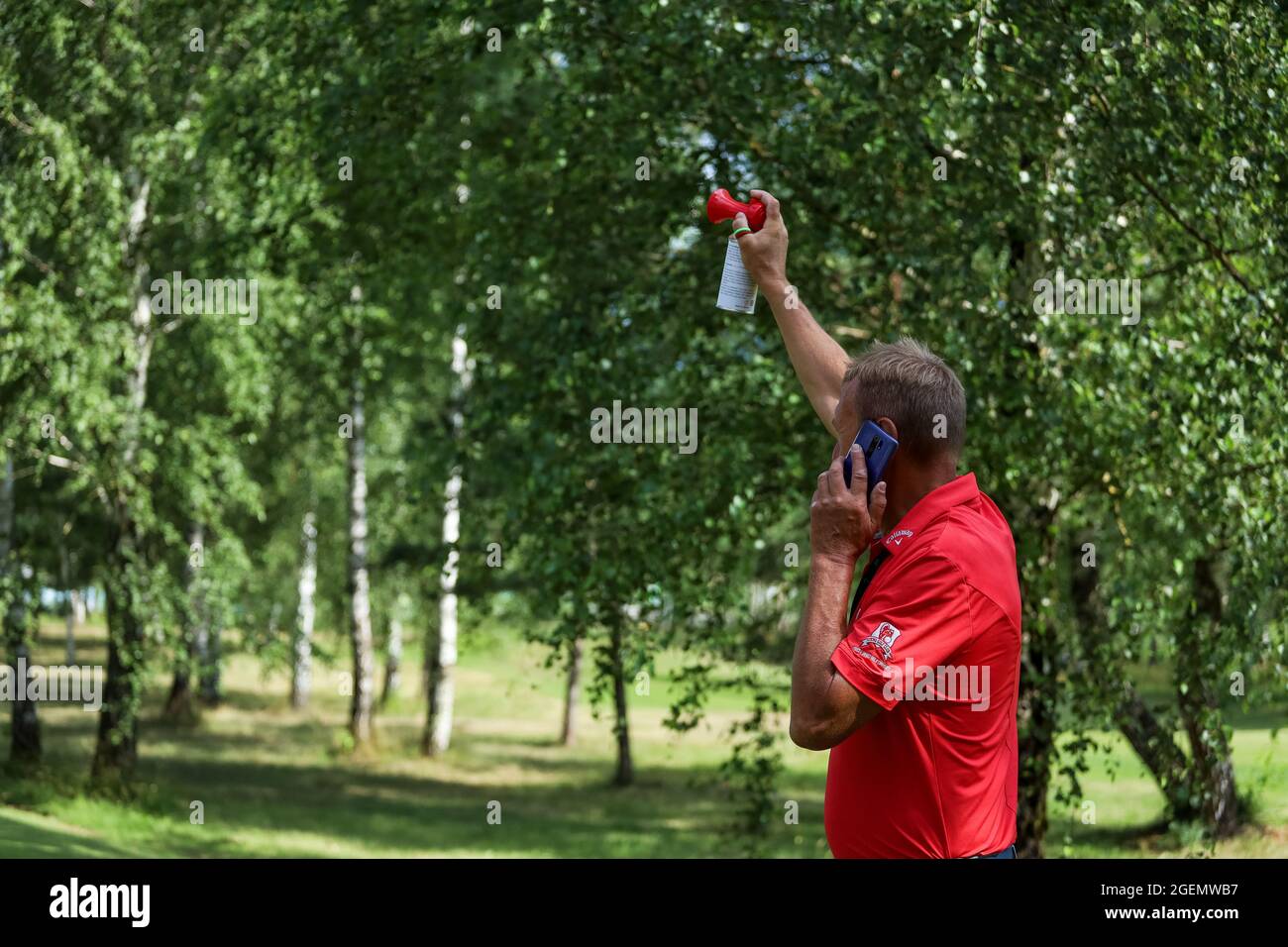 Minsk. Belarus- 25.07.2021 - El hombre señala el comienzo de un torneo de golf. Fotografías de alta calidad Foto de stock