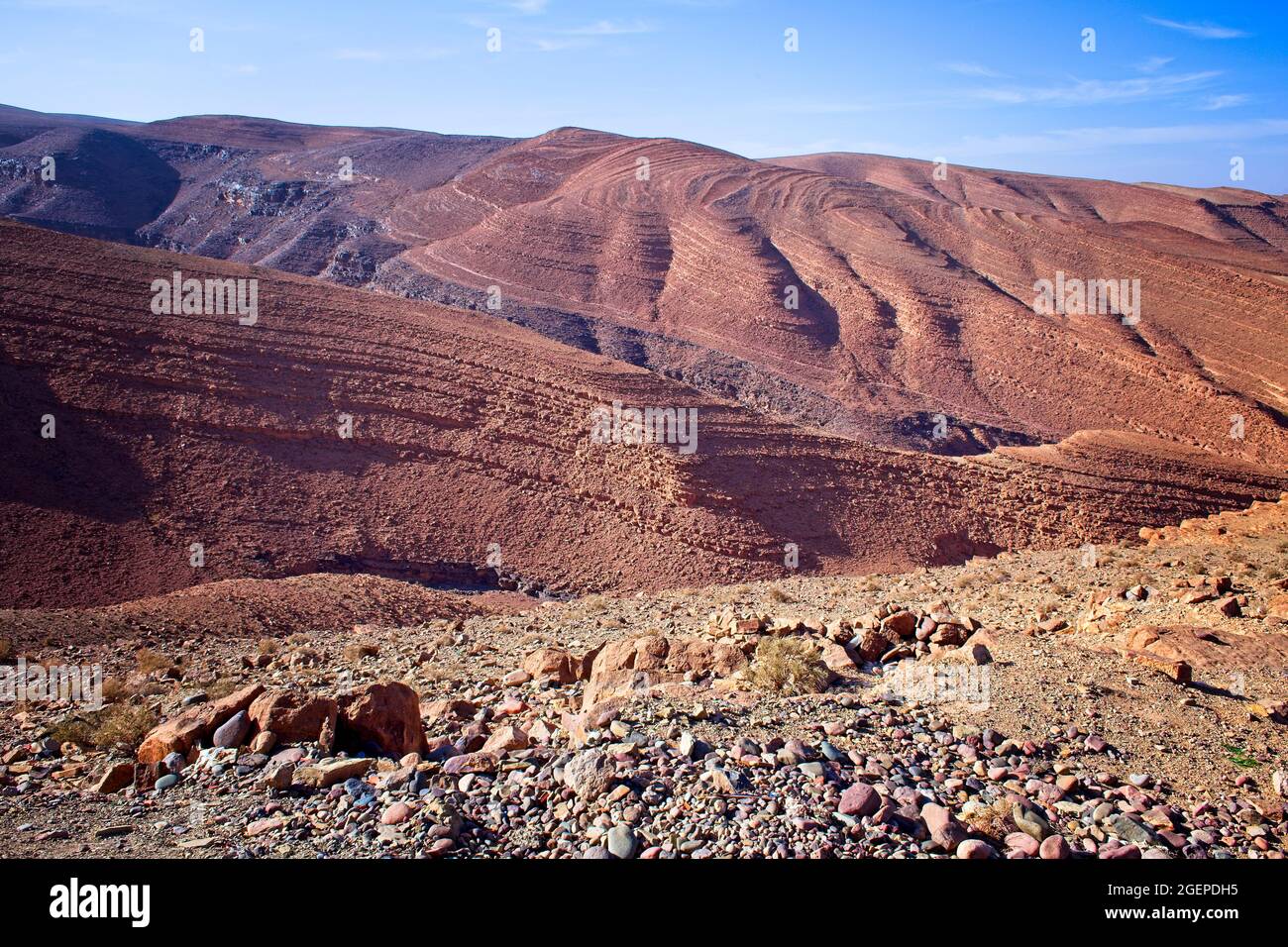 Expuesto en capas geológicas en las áridas estribaciones a las montañas del Atlas, Marruecos. Foto de stock