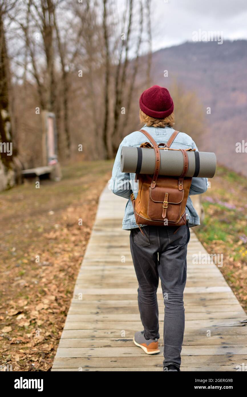 Hombre Caminando Solo Camping Wanderlust Concepto, Vista trasera de Guy en  ropa casual Viajar, En Ropa Casual, Solo. Viajes, Senderismo, Estilo de  vida activo, A Fotografía de stock - Alamy