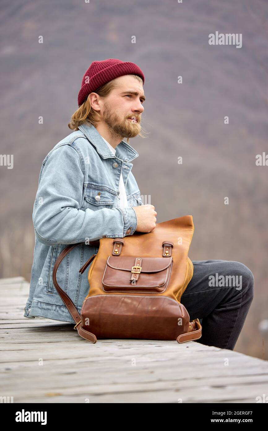 Louis Vuitton bolso hombre jeans chaqueta de cuero Fotografía de stock -  Alamy