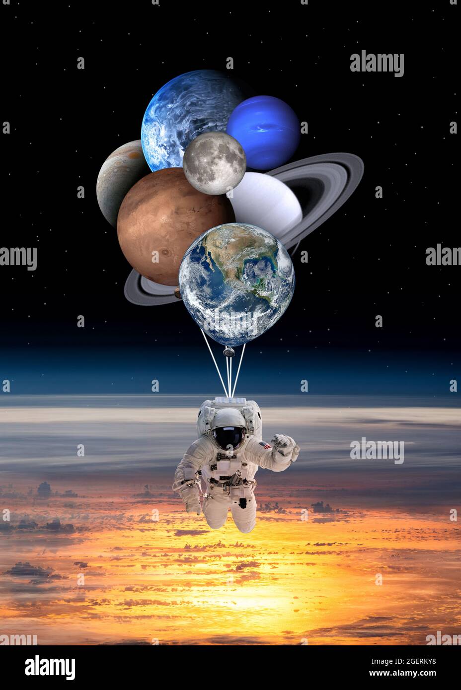 Astronauta espacial con globos en forma de planetas en el sistema solar. Elementos de esta imagen proporcionados por la NASA. Foto de stock