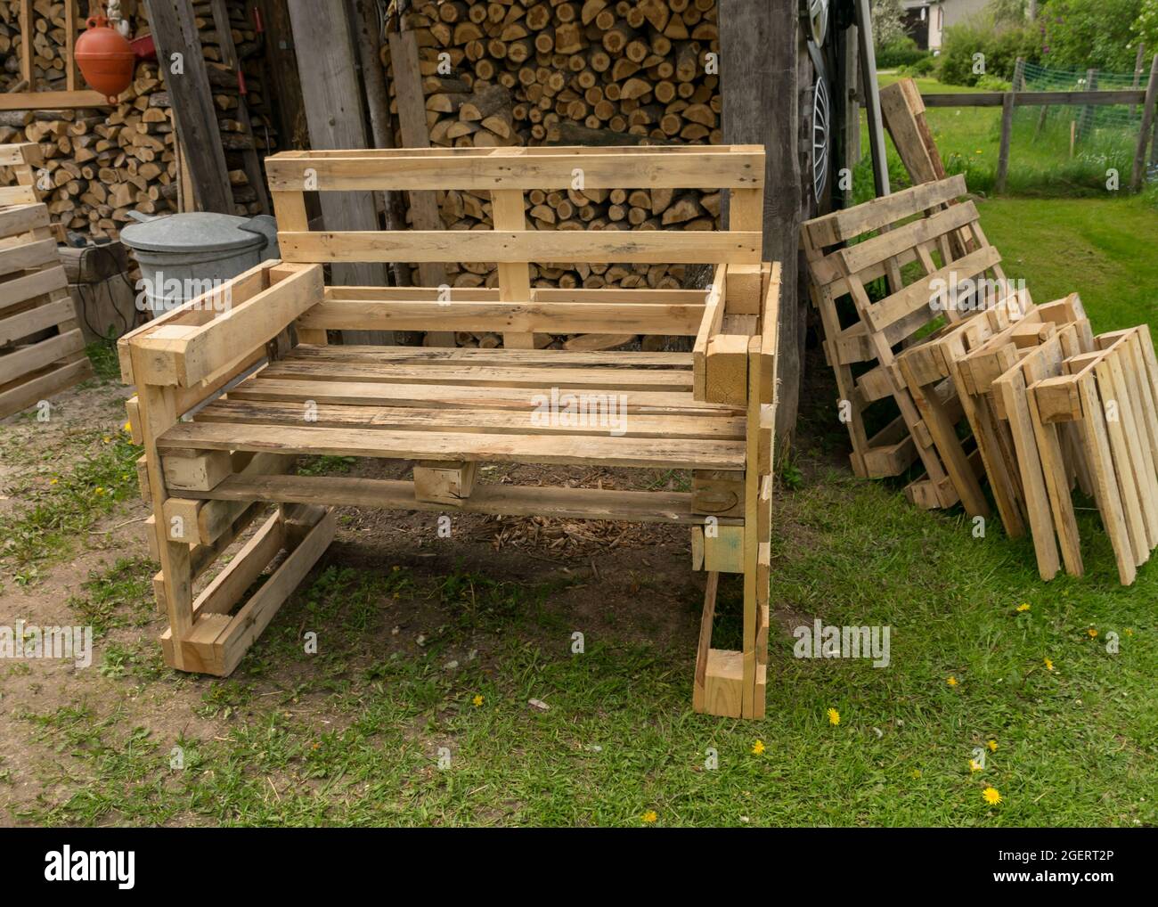vista al patio en verano, silla de madera casera de palets para relajarse  en el jardín Fotografía de stock - Alamy