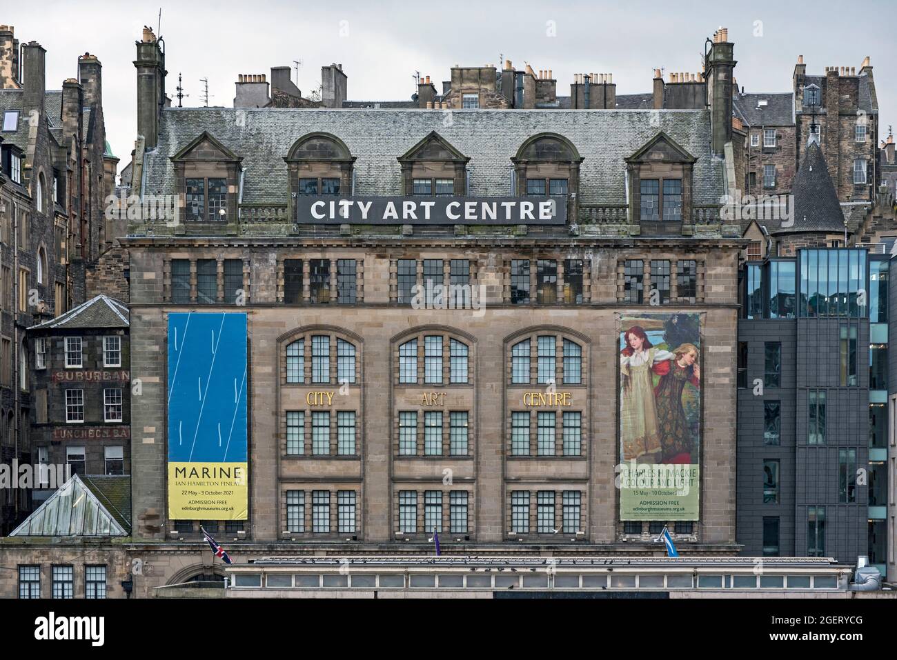 Banners de exposición en el exterior del Centro de Arte de la Ciudad Vieja de Edimburgo. Foto de stock