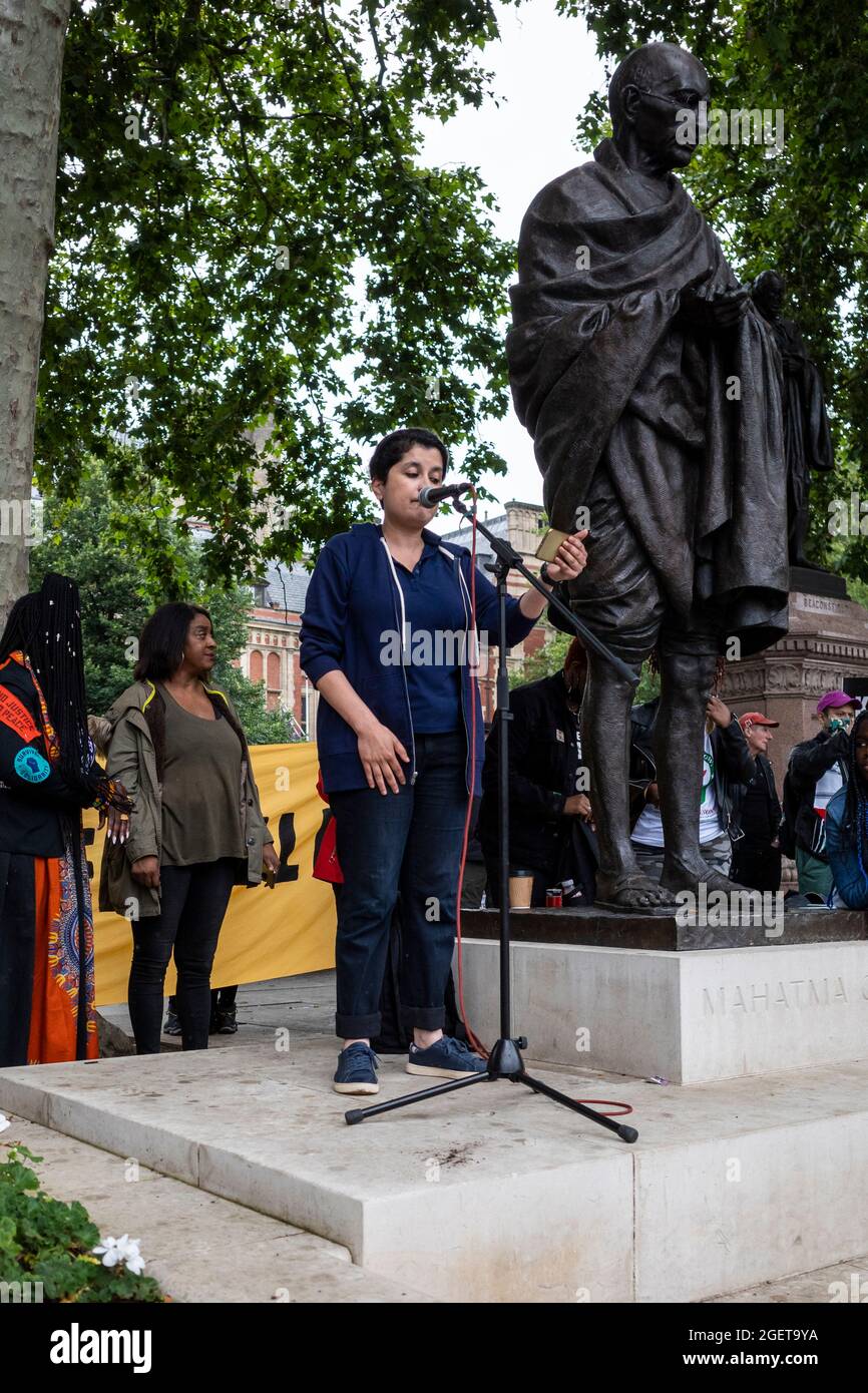 Londres, Reino Unido. 21 de agosto de 2021. Shami Chakrabarti, Secretario de Justicia de la Sombra, habla en una protesta de Kill the Bill en la Plaza del Parlamento donde la gente está haciendo campaña contra la Ley del Gobierno contra la Policía, el Crimen, las Sentencias y los Tribunales. Los miembros de los activistas climáticos Extinction Rebellion (XR) también están presentes antes de las protestas climáticas que se reportan contra la ciudad de Londres la próxima semana. Crédito: Stephen Chung / Alamy Live News Foto de stock