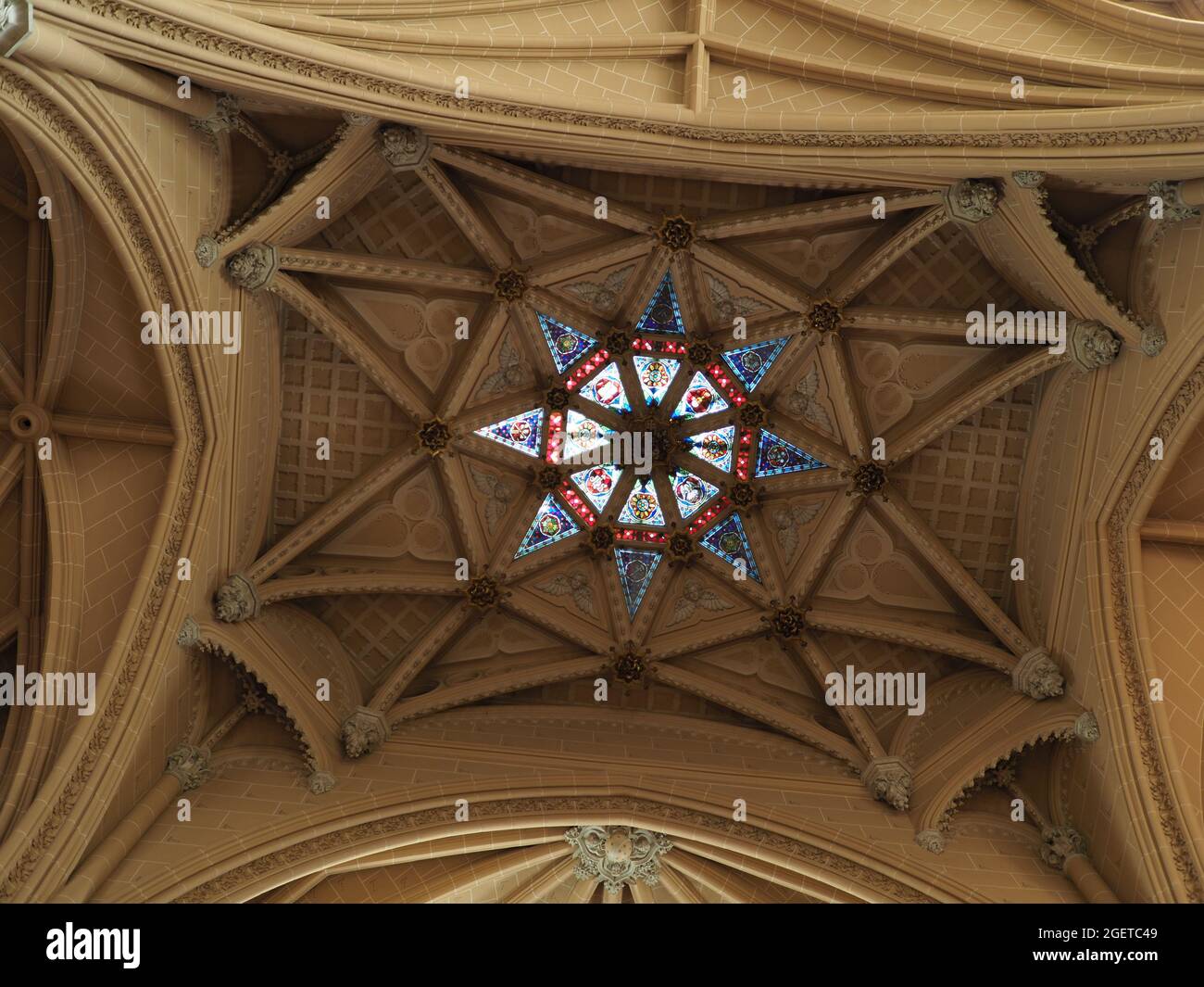 MÁLAGA, ESPAÑA el 2019 DE ABRIL: Bóveda de la iglesia del Sagrado Corazón  del siglo 20th en la ciudad europea en la región de Andalucía en cálido día  soleado de primavera Fotografía