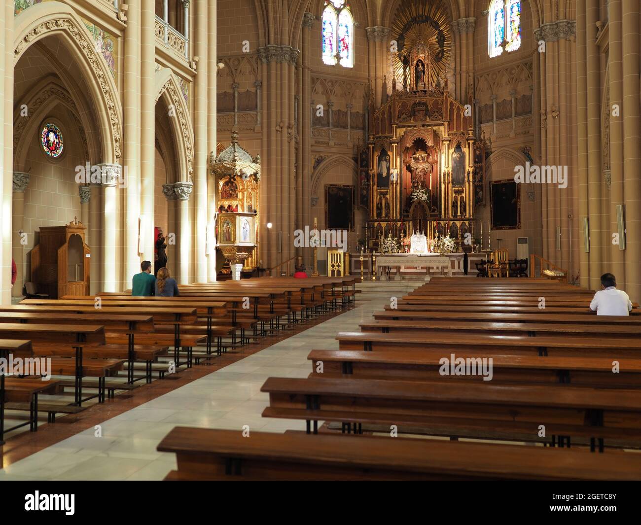 MÁLAGA, ESPAÑA el 2019 DE ABRIL Dentro de la iglesia del Sagrado